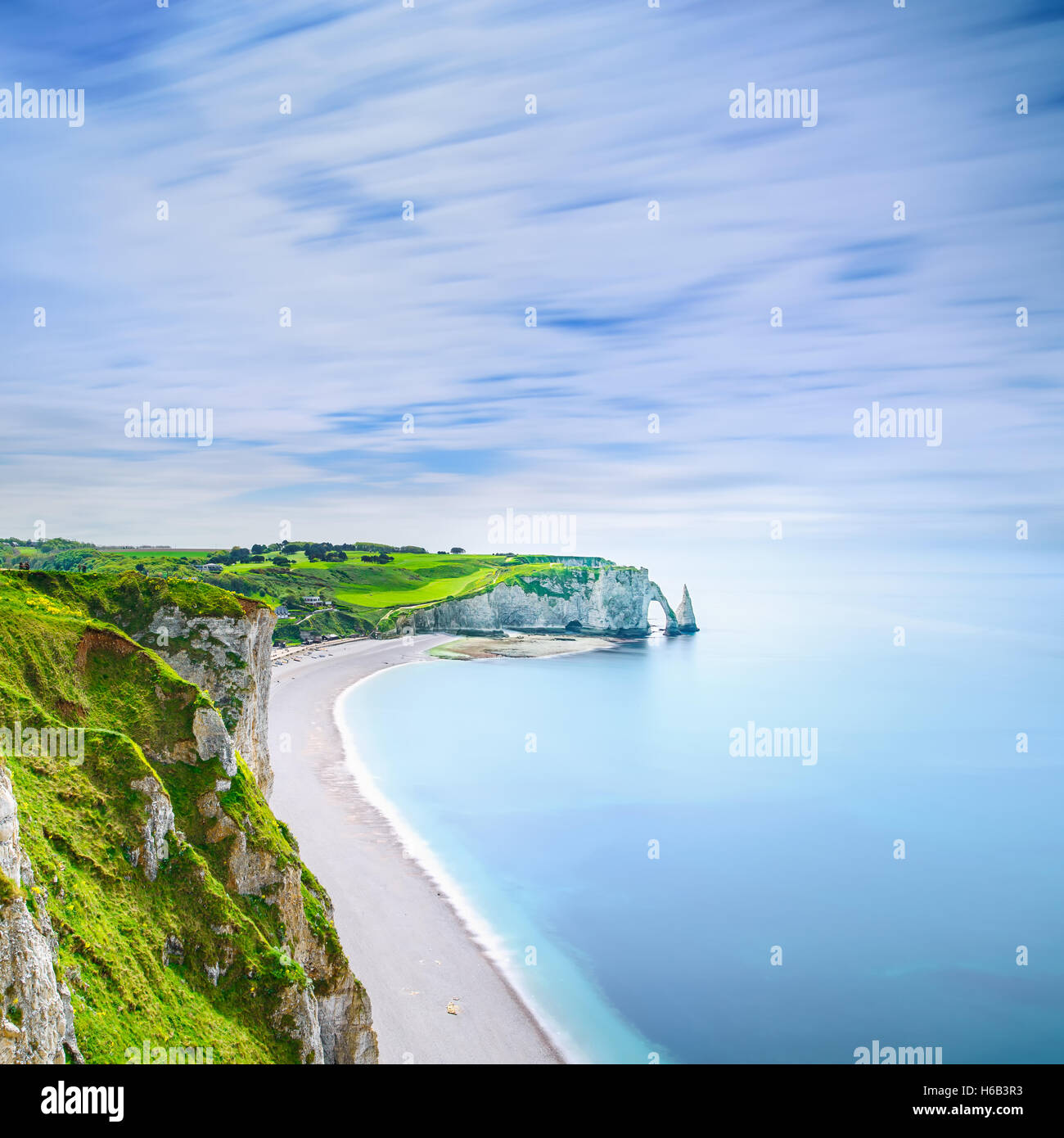 Etretat Aval Klippe, Felsen und Bogen Naturdenkmal und blaues Meer. Luftaufnahme. Normandie, Frankreich, Europa. Stockfoto