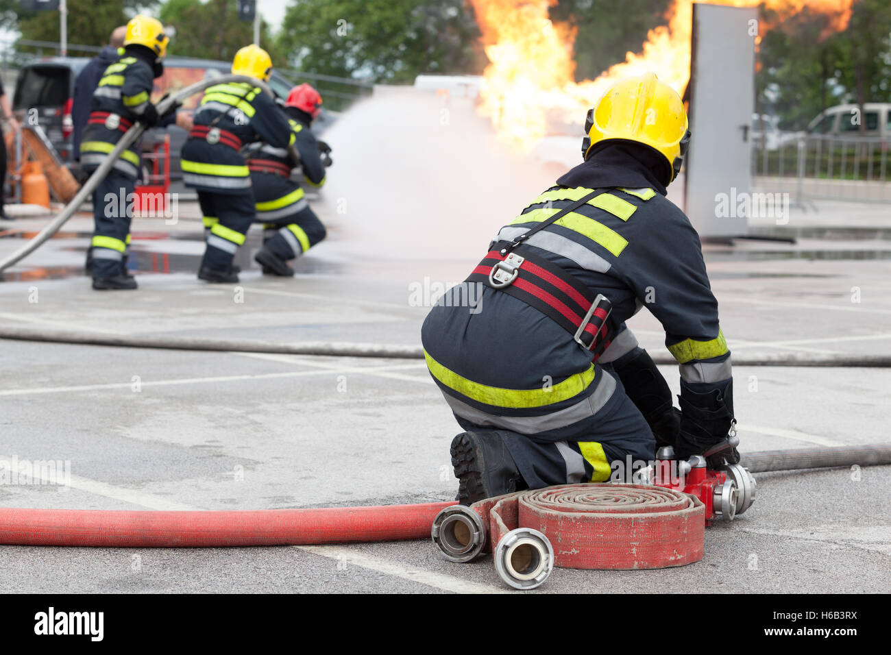 Feuerwehr Besprühen mit Wasser im Trainingsbetrieb zur Brandbekämpfung Stockfoto