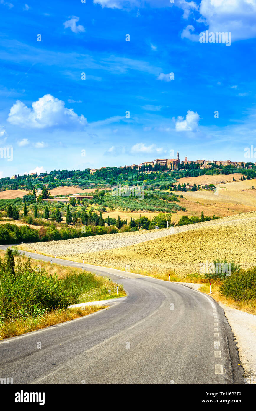 Toskana, Straße nach Pienza mittelalterliches Dorf im Hintergrund. Siena, Val d Orcia, Italien. Stockfoto