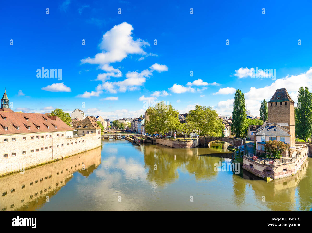 Straßburg, Türme der mittelalterlichen Brücke Ponts Couverts und Reflexion, Barrage Vauban. Elsass, Frankreich. Stockfoto