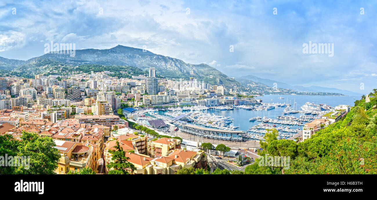 Monaco Montecarlo Fürstentum Luftbild Stadtbild. Wolkenkratzer, Berge und Marina. Azurblaue Küste. Frankreich, Europa. Stockfoto