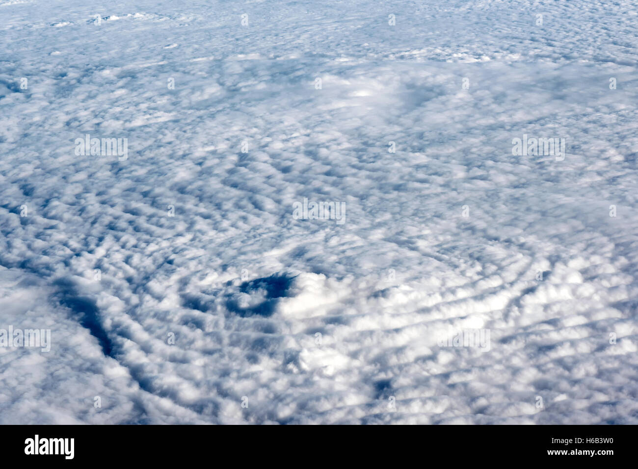 Fliegen über eine dichte Schicht der weißen Wolken in der Sonne in einem Reisen, Wetter und Klima-Konzept Stockfoto