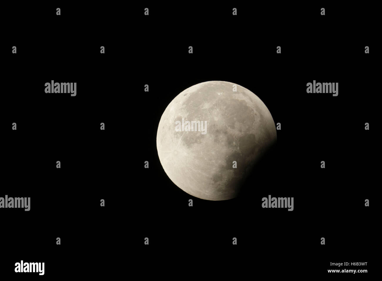 Mondfinsternis, rote Supermoon Blut Mond / Blutmond, schwinden, seiner, 28. September 2015, detaillierte Schuss. Stockfoto