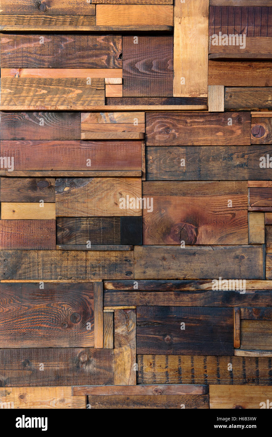 Abstrakte Holzbrett Hintergrund mit zufällig angeordnet, dass Kurzlängen alte verwitterte Holz in einer Vollbild-Ansicht Stockfoto