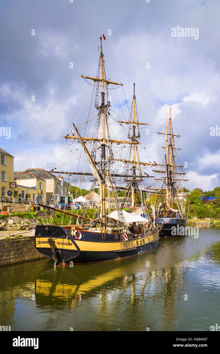 Alte Segelschiffe in der Pflege dock im Hafen von Charleston in Cornwall UK Stockfoto