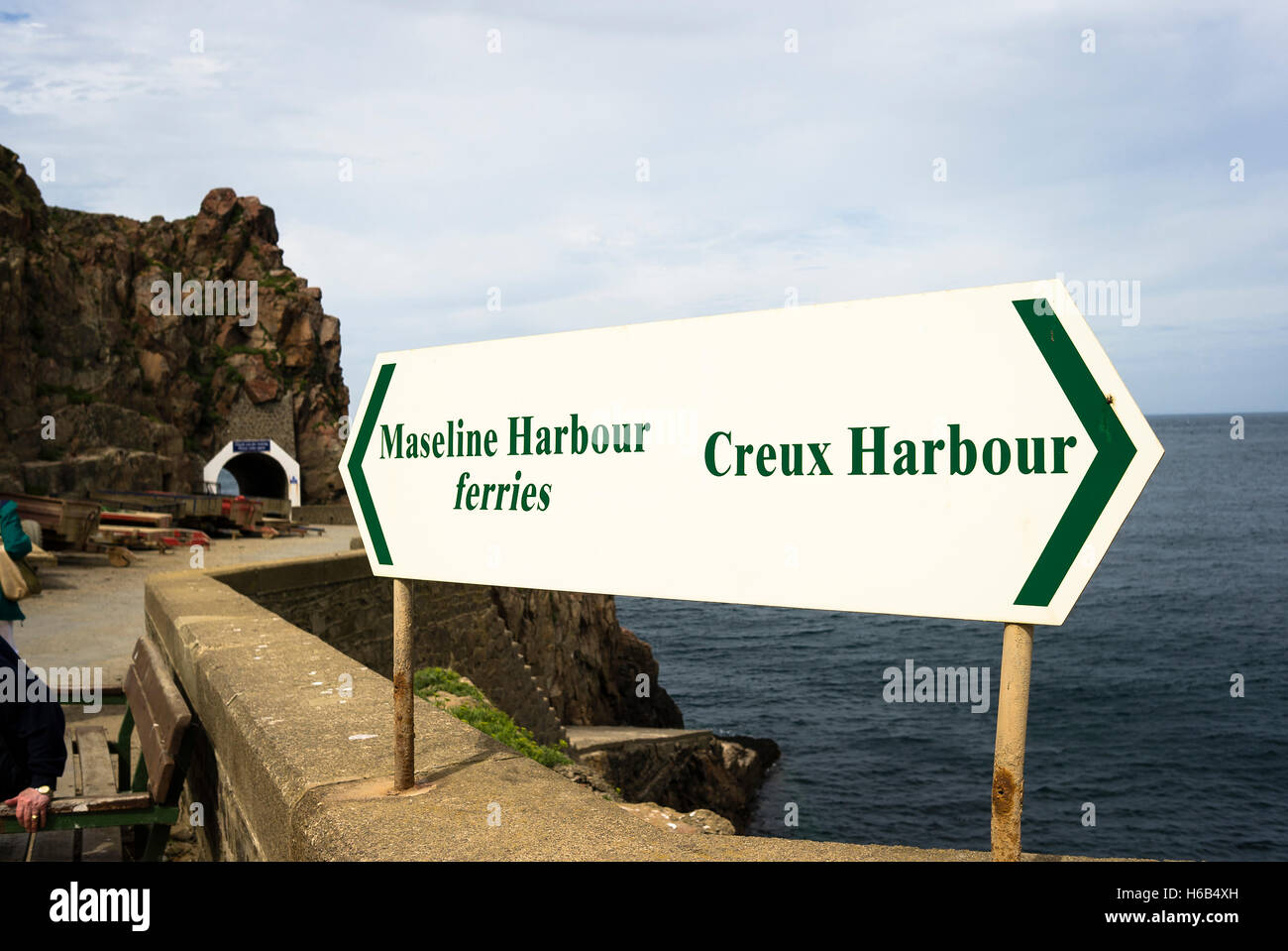 Richtungen für Touristen, die zwei Häfen auf Sark Insel UK Stockfoto