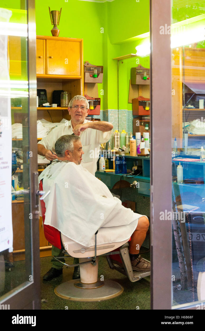Mann hat seine Haare schneiden in Bilbao, Spanien Stockfoto