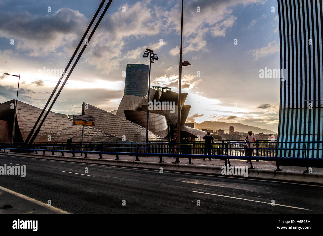 Guggenheim Museum, Bilbao, Spanien. Schuss von La Salve Brücke über Fluss Nervion Stockfoto