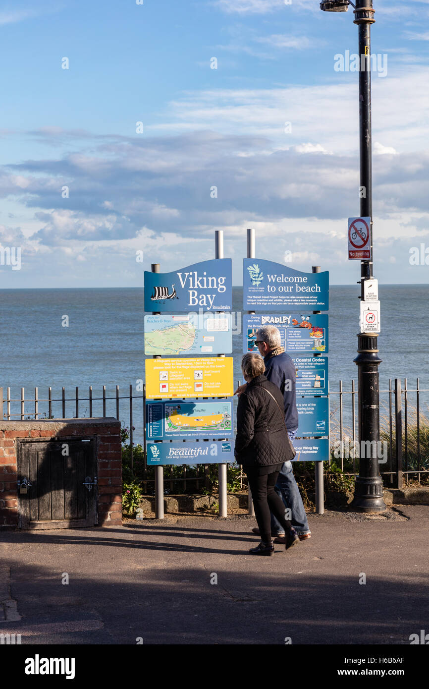 Ein paar Blick auf eine Karte und Informationen zu signieren, Viking Bay, Broadstairs, Kent, UK Stockfoto