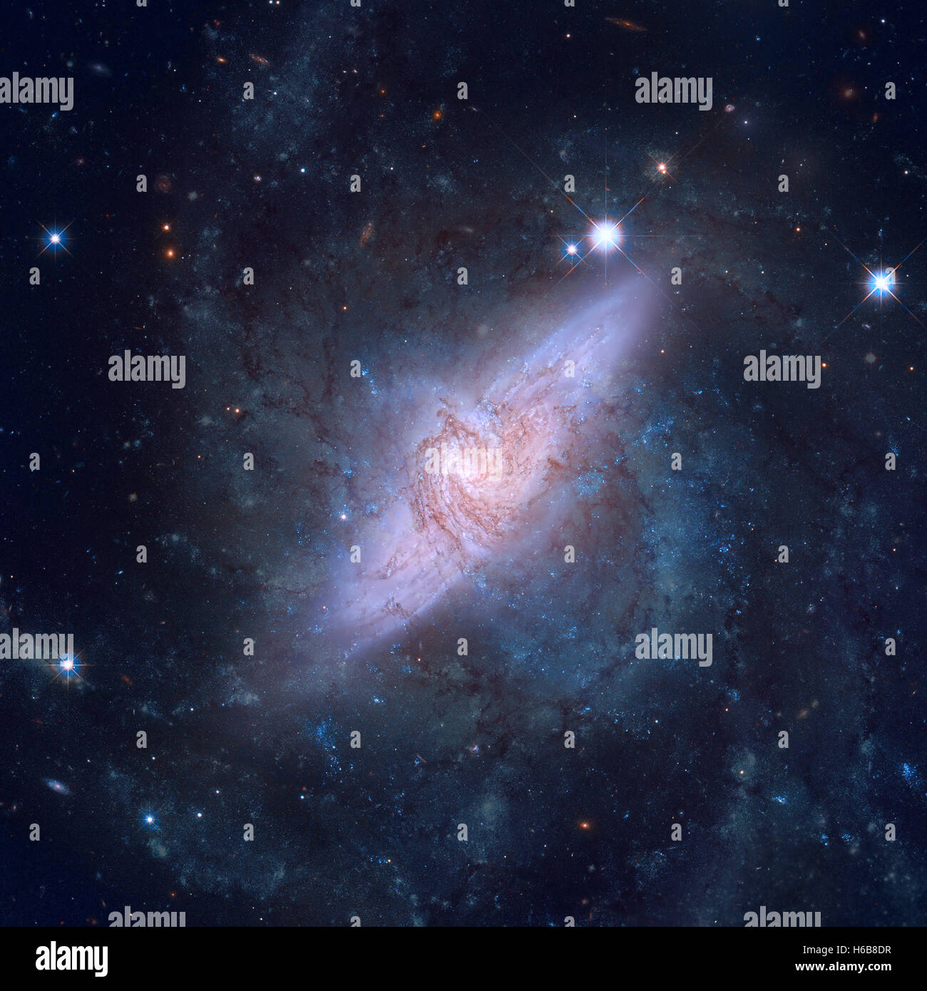 NGC 3314 ist ein paar von überlappenden Spiralgalaxien zwischen 117 und 140 Millionen Lichtjahre entfernt im Sternbild Hydra. Stockfoto