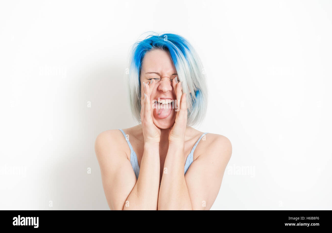 Junge Teen Frau Porträt, Zungenpiercing und Weinen mit offen Mund und Hände herum, auf weißem Hintergrund Stockfoto