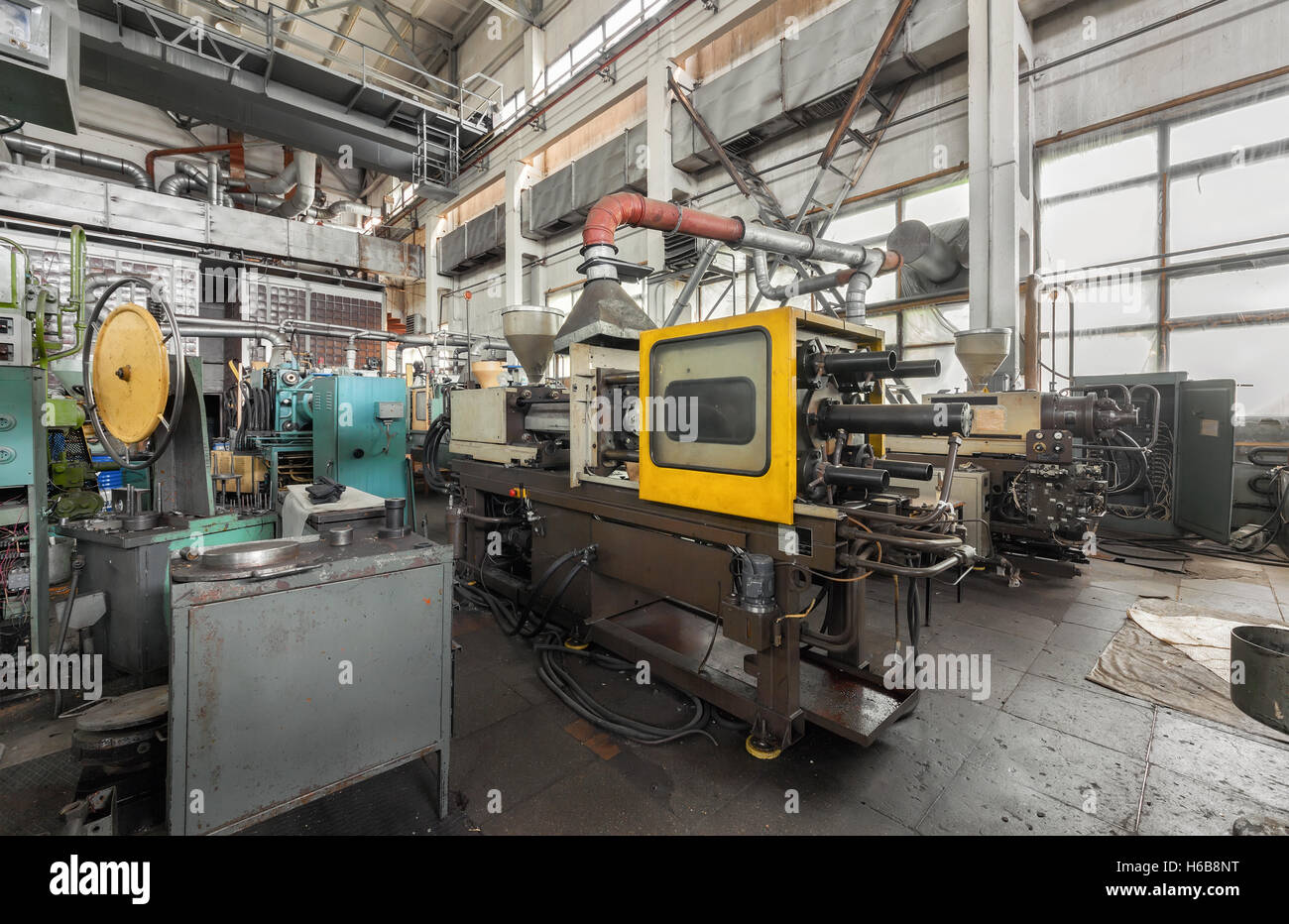 Maschinenbau Pflanze. Geschäft mit Maschinen zur Herstellung von Kunststoffteilen. Thermoplastische Spritzgießmaschine Stockfoto