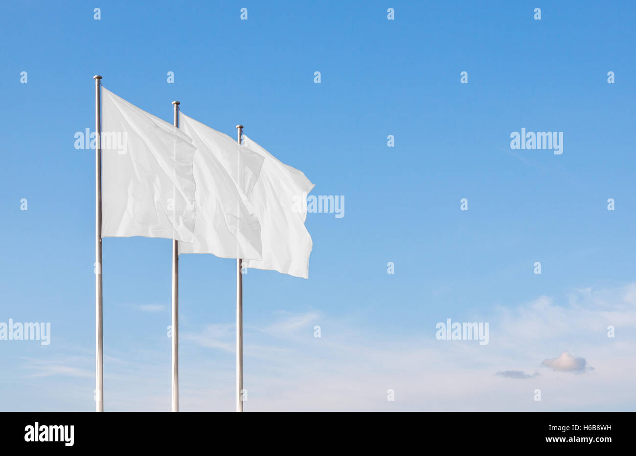 Drei weiße leere Flaggen wehten im Wind gegen bewölktem Himmel. Mock-up perfekt zu jedem Logo, Symbol oder Zeichen hinzufügen Stockfoto