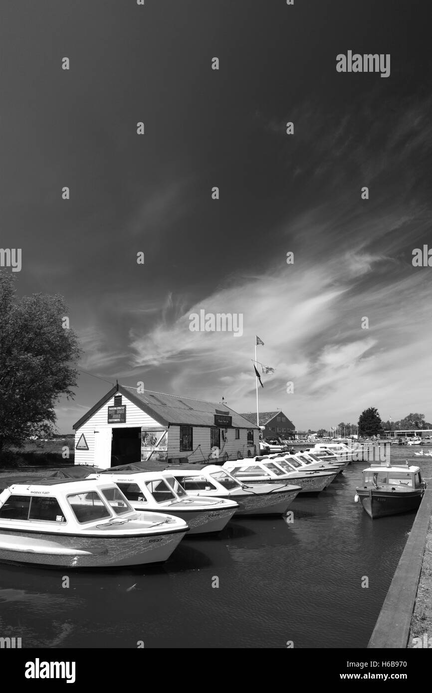 Sommer Blick auf Boote im Potter Heigham Village, Fluß Thurne, Norfolk Broads National Park, England, UK Stockfoto