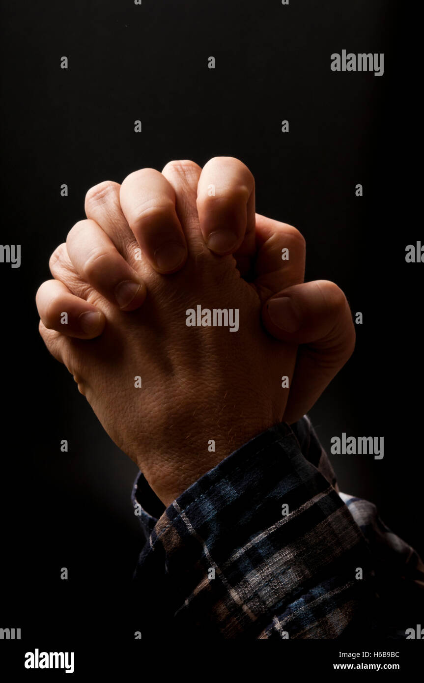 Mann die Hände im Gebet Stockfoto