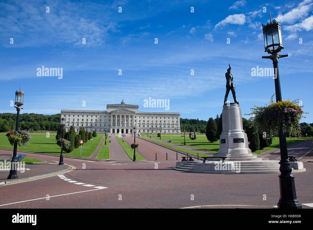 Irland, Norden, Belfast, Stormont Montagehalle mit Statue von Lord Edward Carson im Vordergrund. Stockfoto