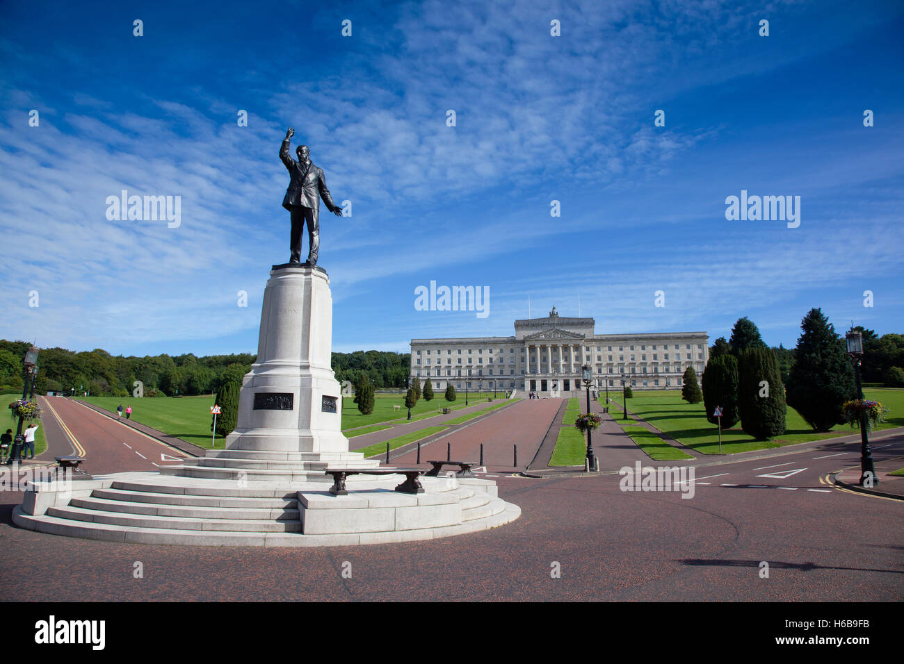 Irland, Norden, Belfast, Stormont Montagehalle mit Statue von Lord Edward Carson im Vordergrund. Stockfoto