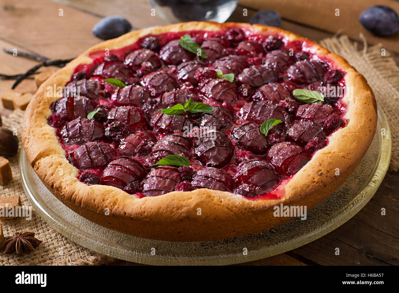 Leckere Kuchen mit frischen Pflaumen und Himbeeren Stockfoto