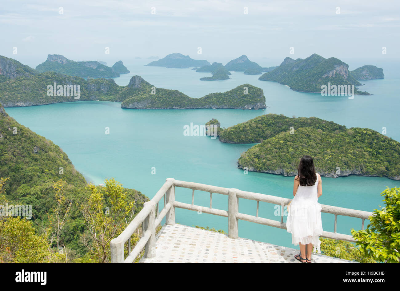 Frau genießen atemberaubende Aussicht im Marine Nationalpark in Thailand Stockfoto
