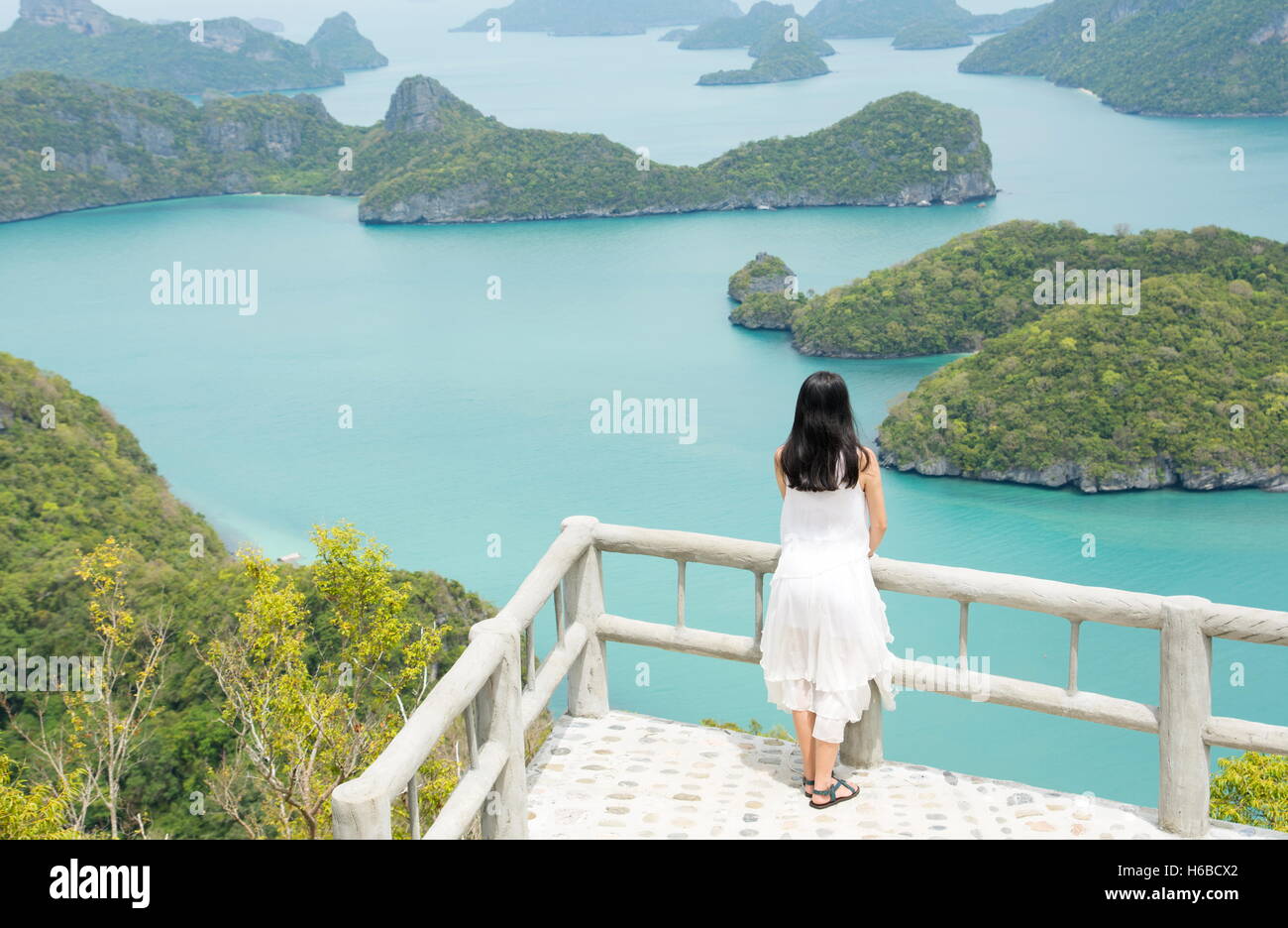Frau genießen atemberaubende Aussicht im Marine Nationalpark in Thailand Stockfoto