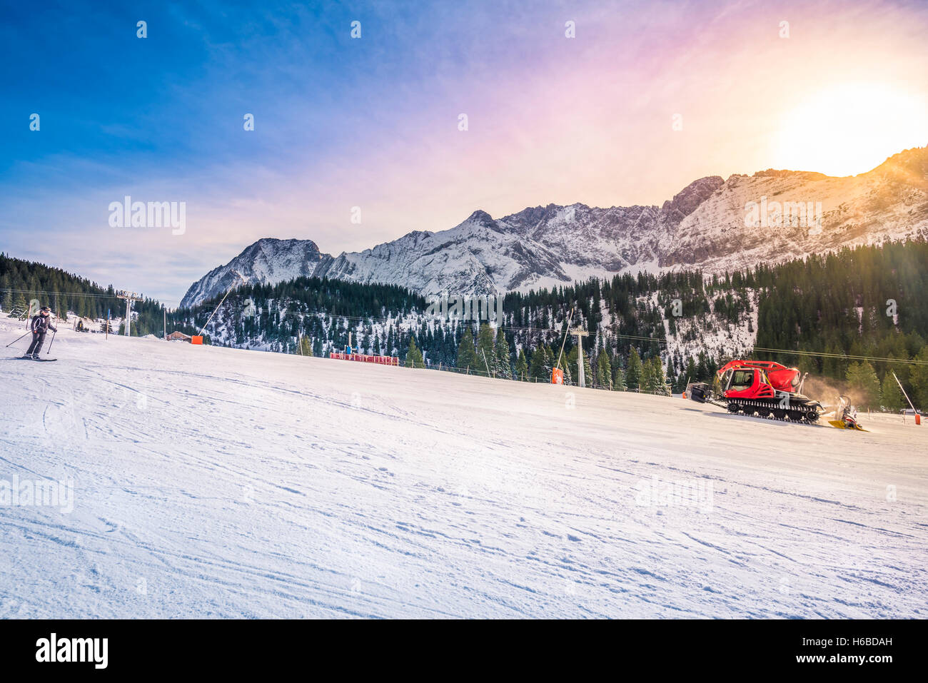 Sonnigen Wintertag auf der Piste Stockfoto