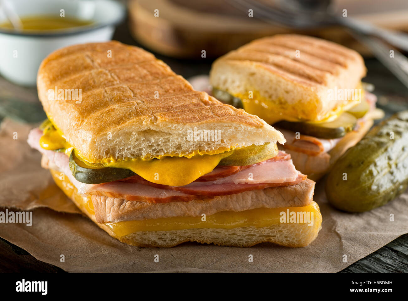 Eine authentische kubanische Sandwich auf gepresste Medianoche Brot mit Schweinefleisch, Schinken, Käse, Gurke und Senf. Stockfoto