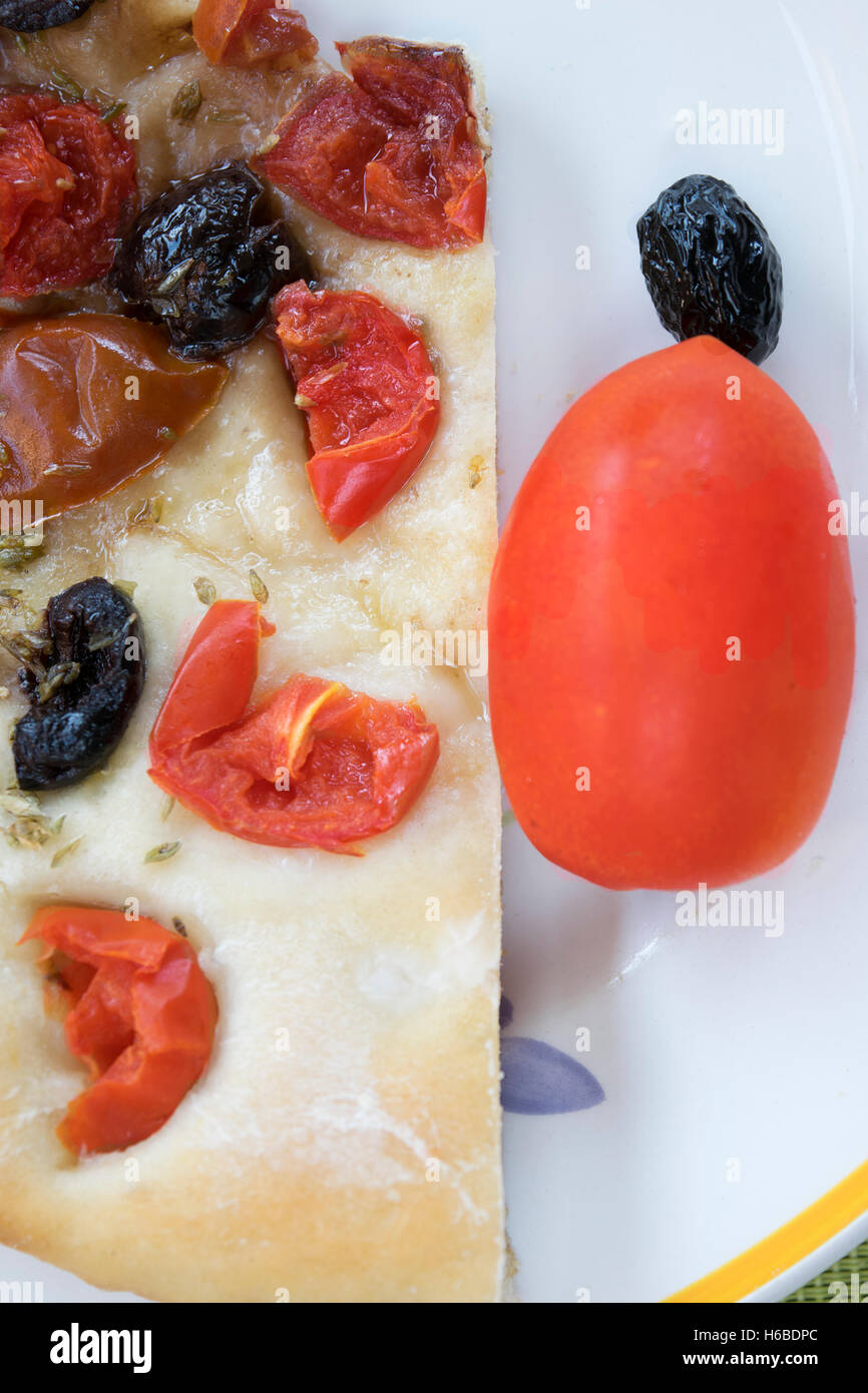 vegetarische Pizza mit schwarzen Oliven und Kirschtomaten Stockfoto