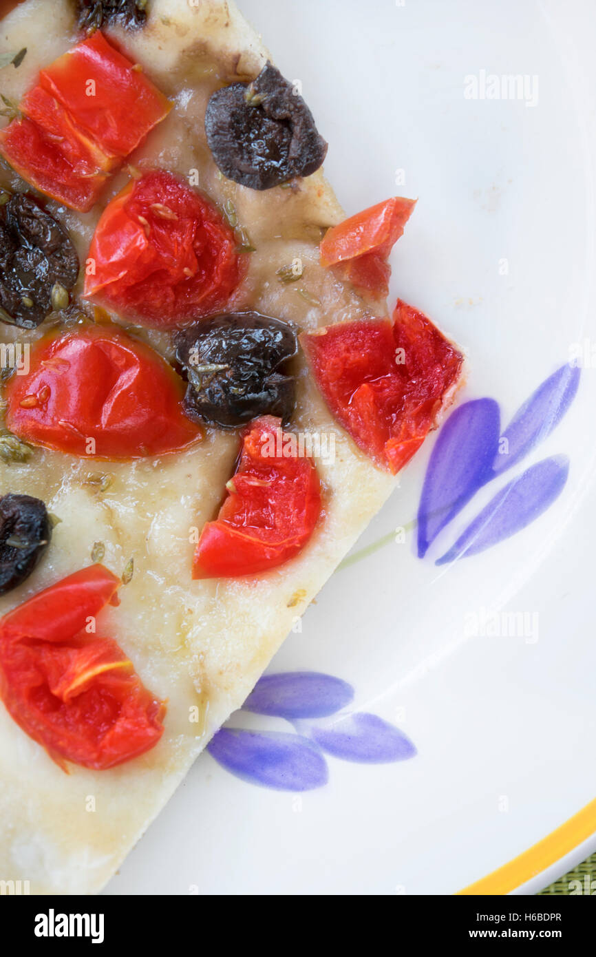 vegetarische Pizza mit schwarzen Oliven und Kirschtomaten Stockfoto