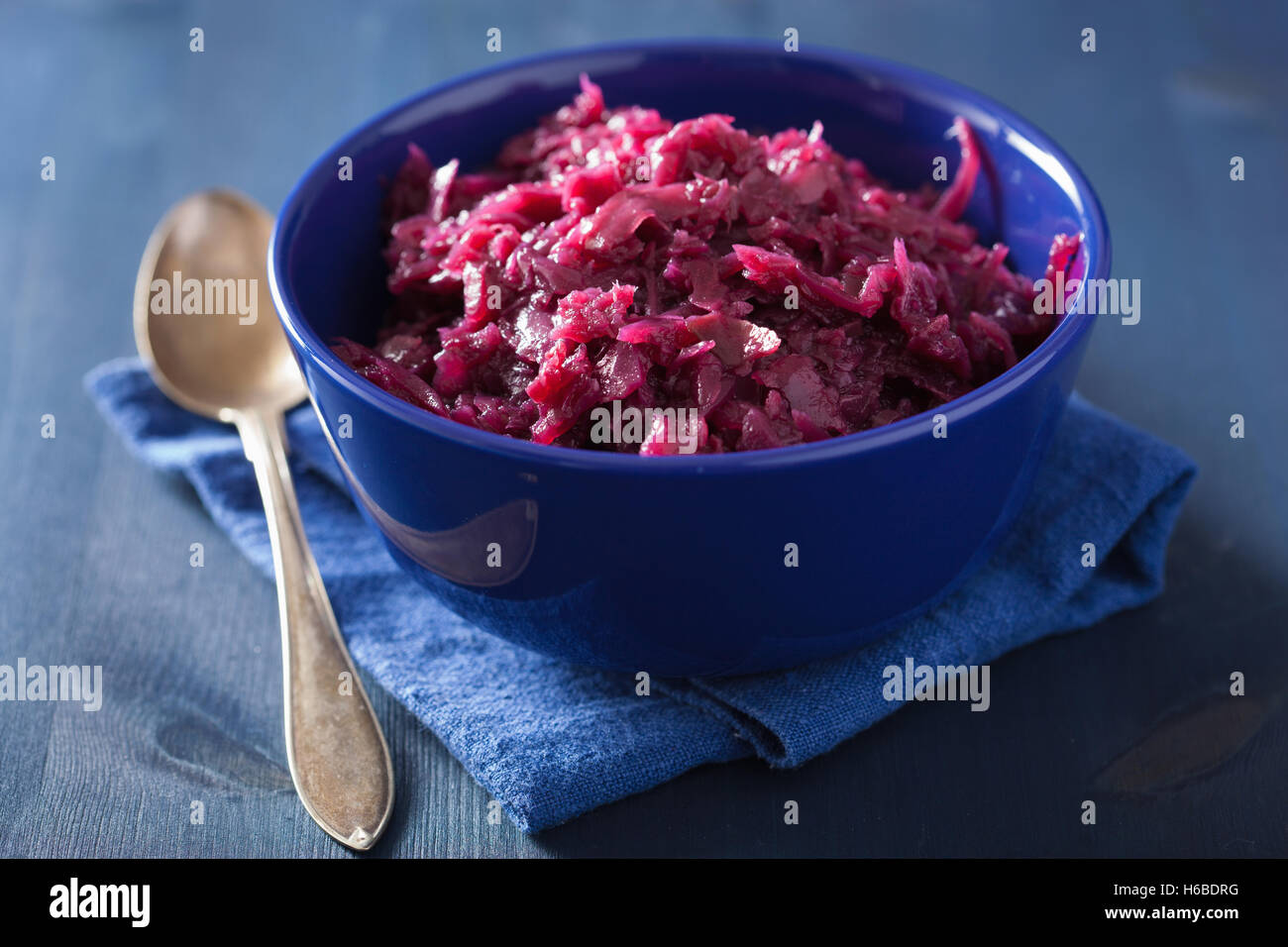 eingelegter Rotkohl in blau Schüssel Stockfoto