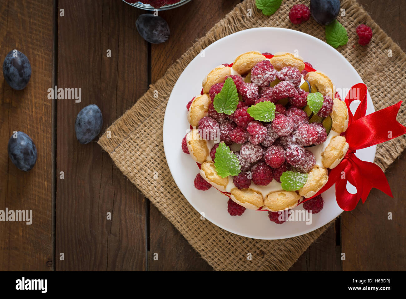 Kuchen Sie "Charlotte"-mit Himbeeren und Pflaumen. Ansicht von oben Stockfoto