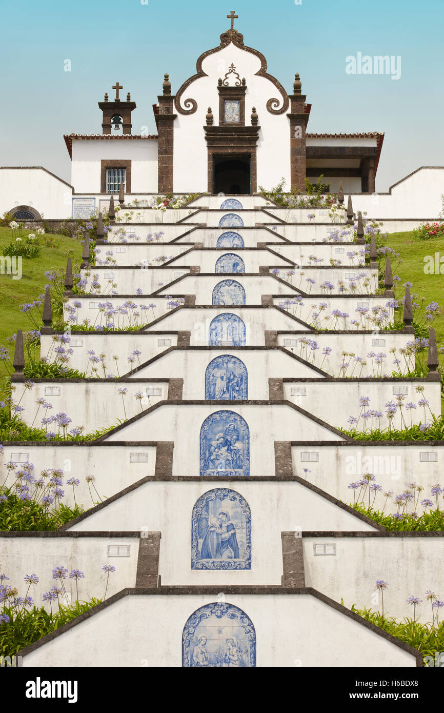 Traditionelle portugiesische Kapelle auf Sao Miguel, Azoren, Portugal. Vertikal Stockfoto