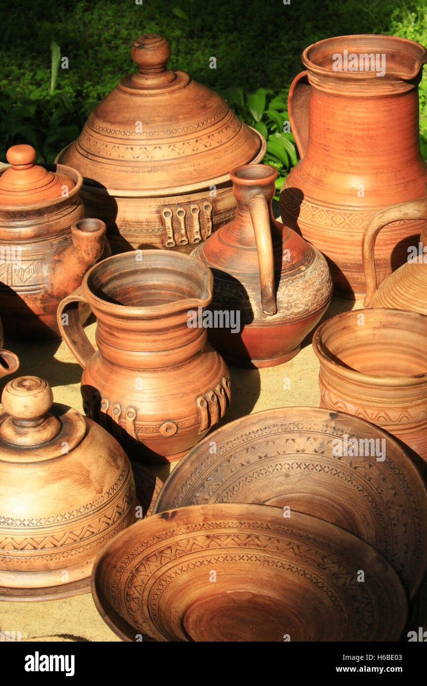 Keramik handgefertigt braune Steingut wie Töpfe und Karaffe zum Verkauf Stockfoto