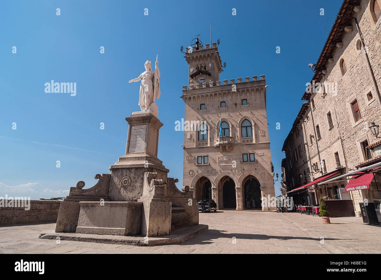 Freiheitsstatue befindet sich am Freiheitsplatz, vor dem Regierungspalast in San Marino Stockfoto