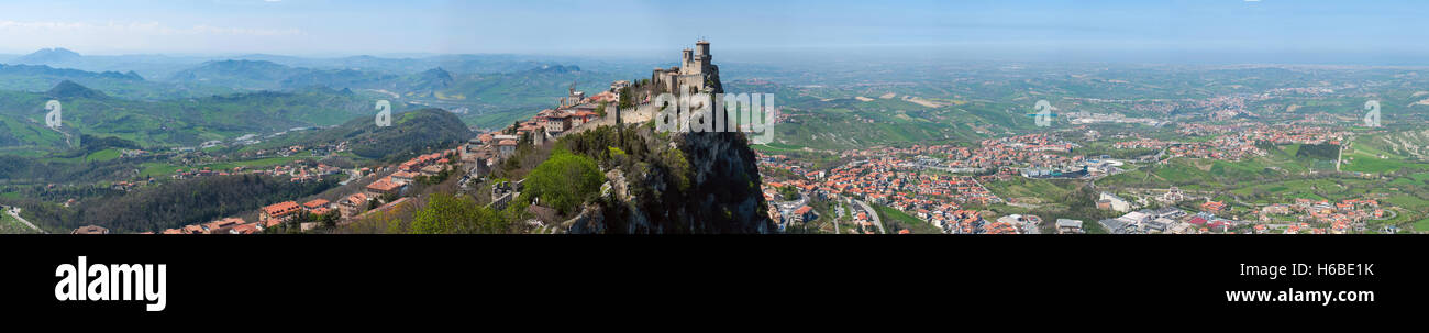 Blick von der Festung von Guaita in der Republik San Marino vom Cesta Tower. Stockfoto