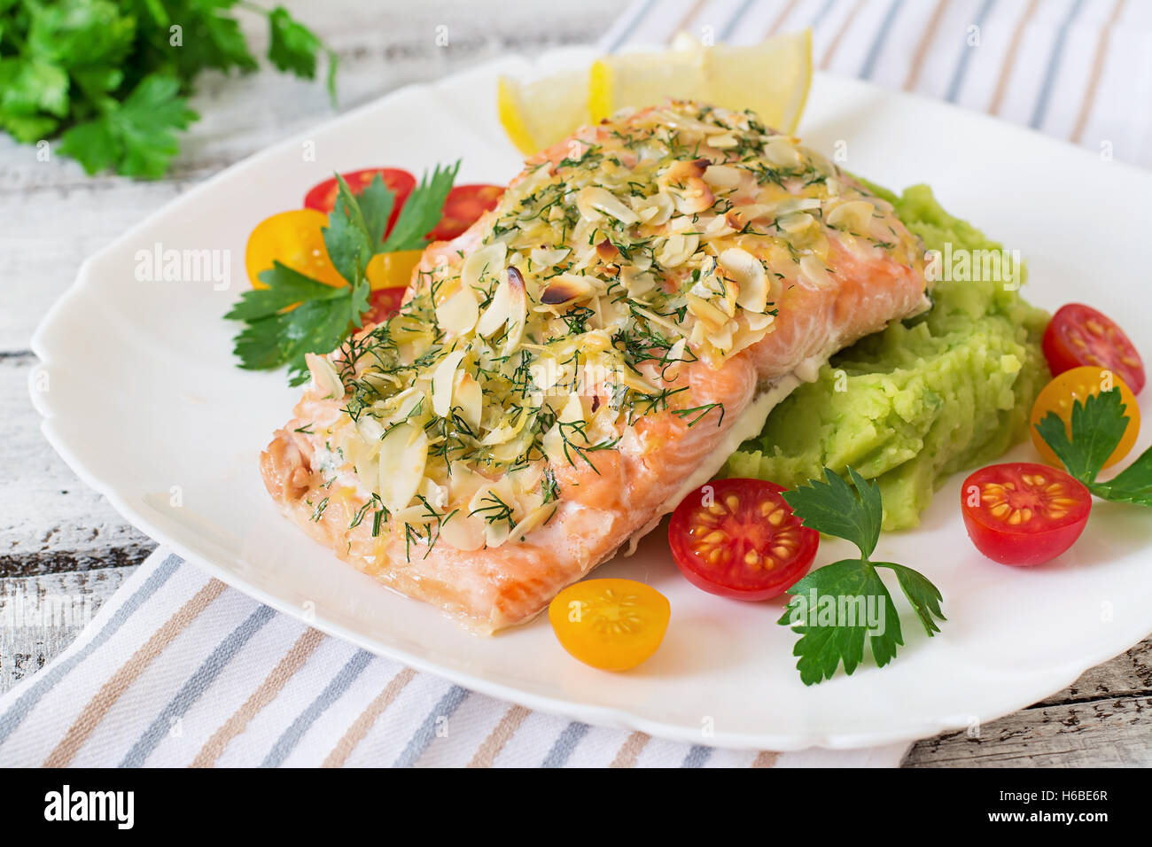 Gebackener lachs mit dillkartoffeln -Fotos und -Bildmaterial in hoher ...