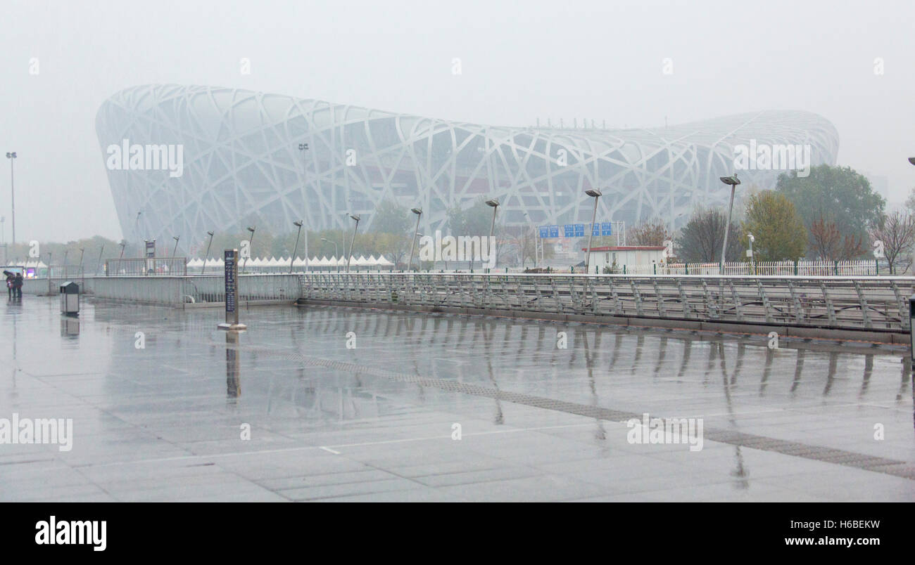Die Olympischen Nationalstadion Peking, Vogelnest, bei Regen und Nebel Stockfoto