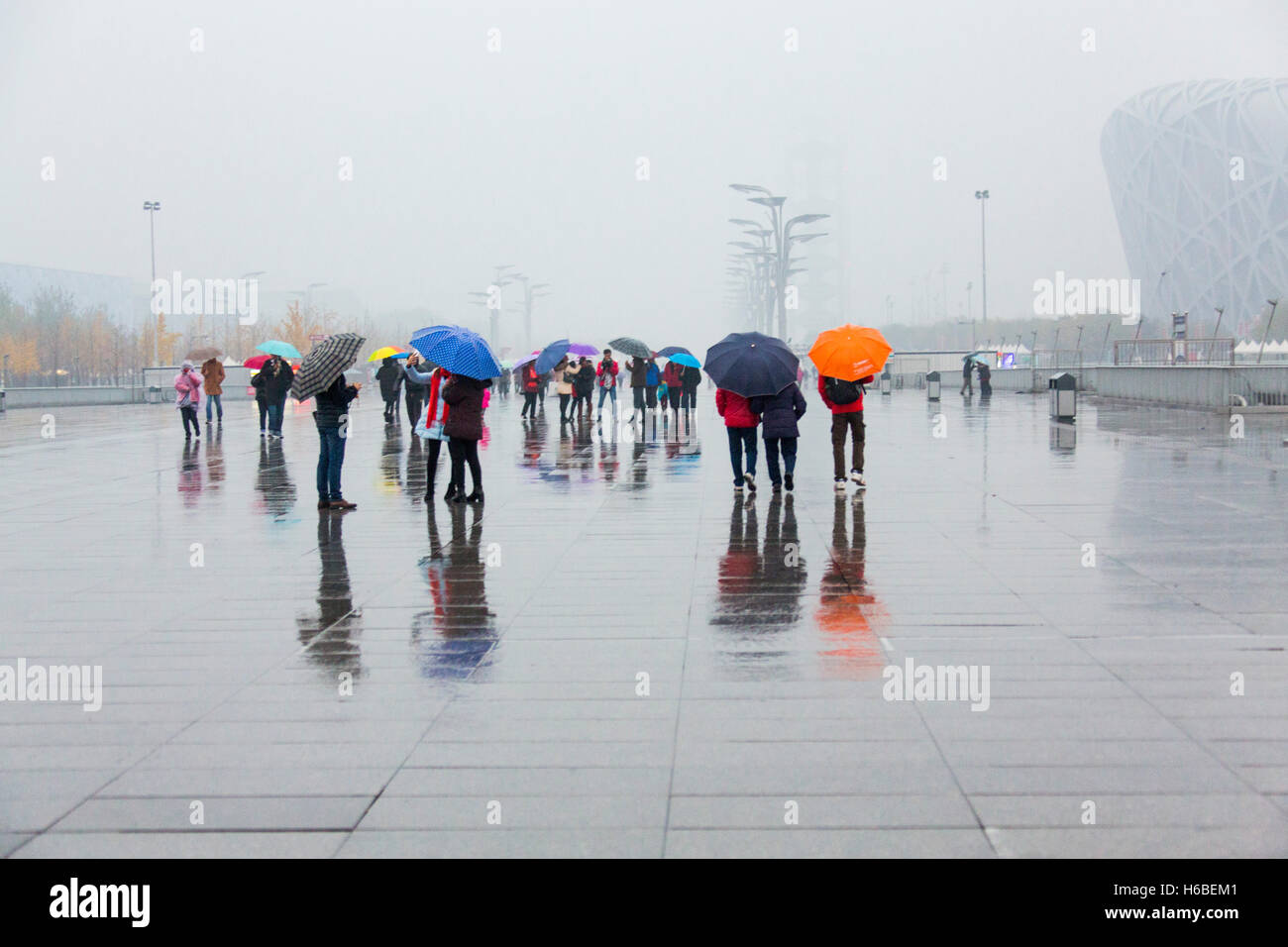 Die Olympischen Nationalstadion Peking, Vogelnest, bei Regen und Nebel Stockfoto