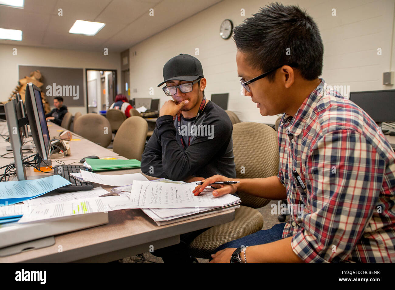 Ein asiatisch-amerikanische Tutor hilft hispanischen Student in das Learning Center von einem Santa Ana, CA, Community College. Stockfoto