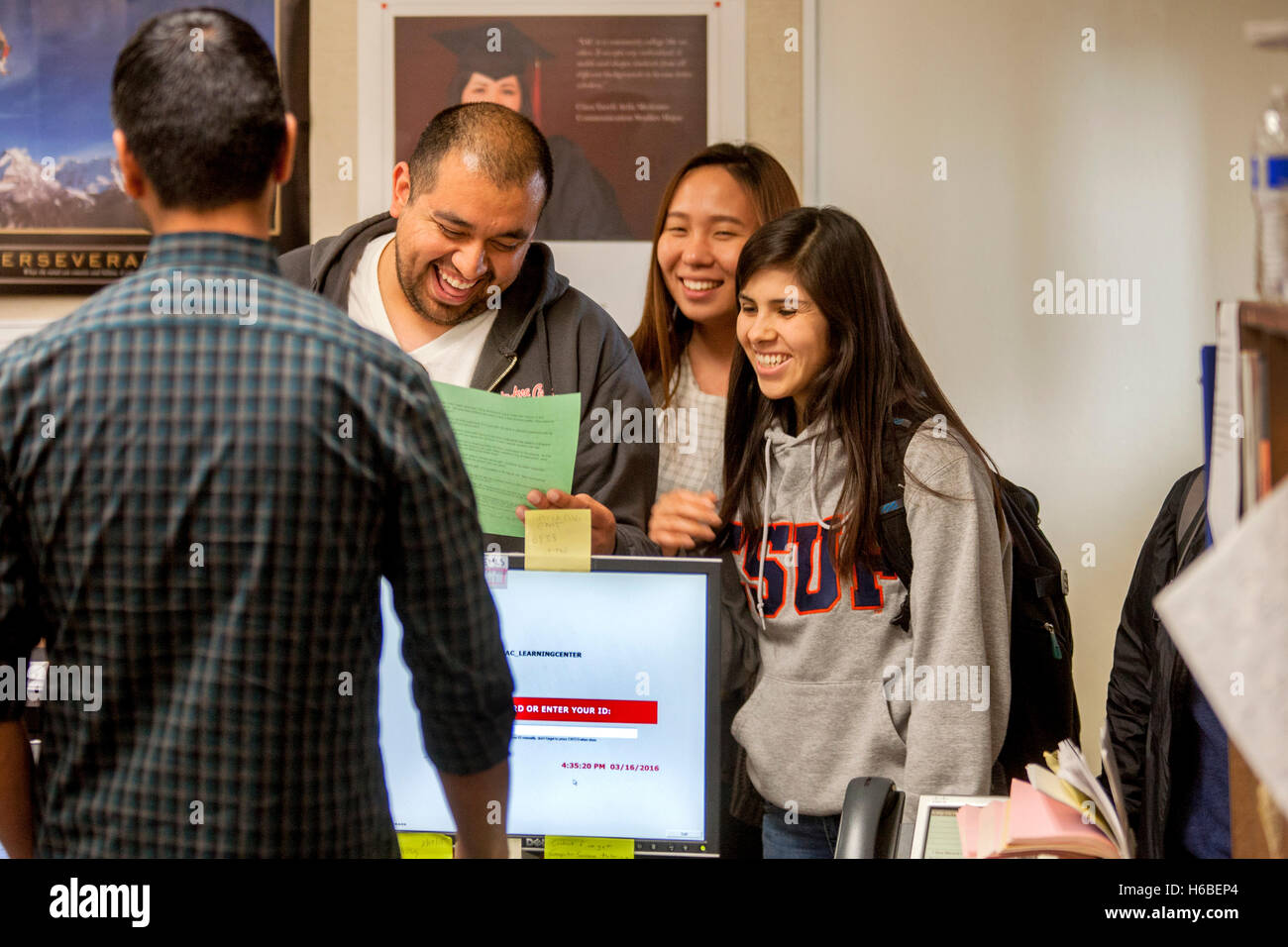 Hispanic, kaukasischen und asiatischen amerikanischen Santa Ana, CA, Community College-Studenten Einchecken bei der Ankunft im Lernzentrum Campus-Tutorial. Stockfoto