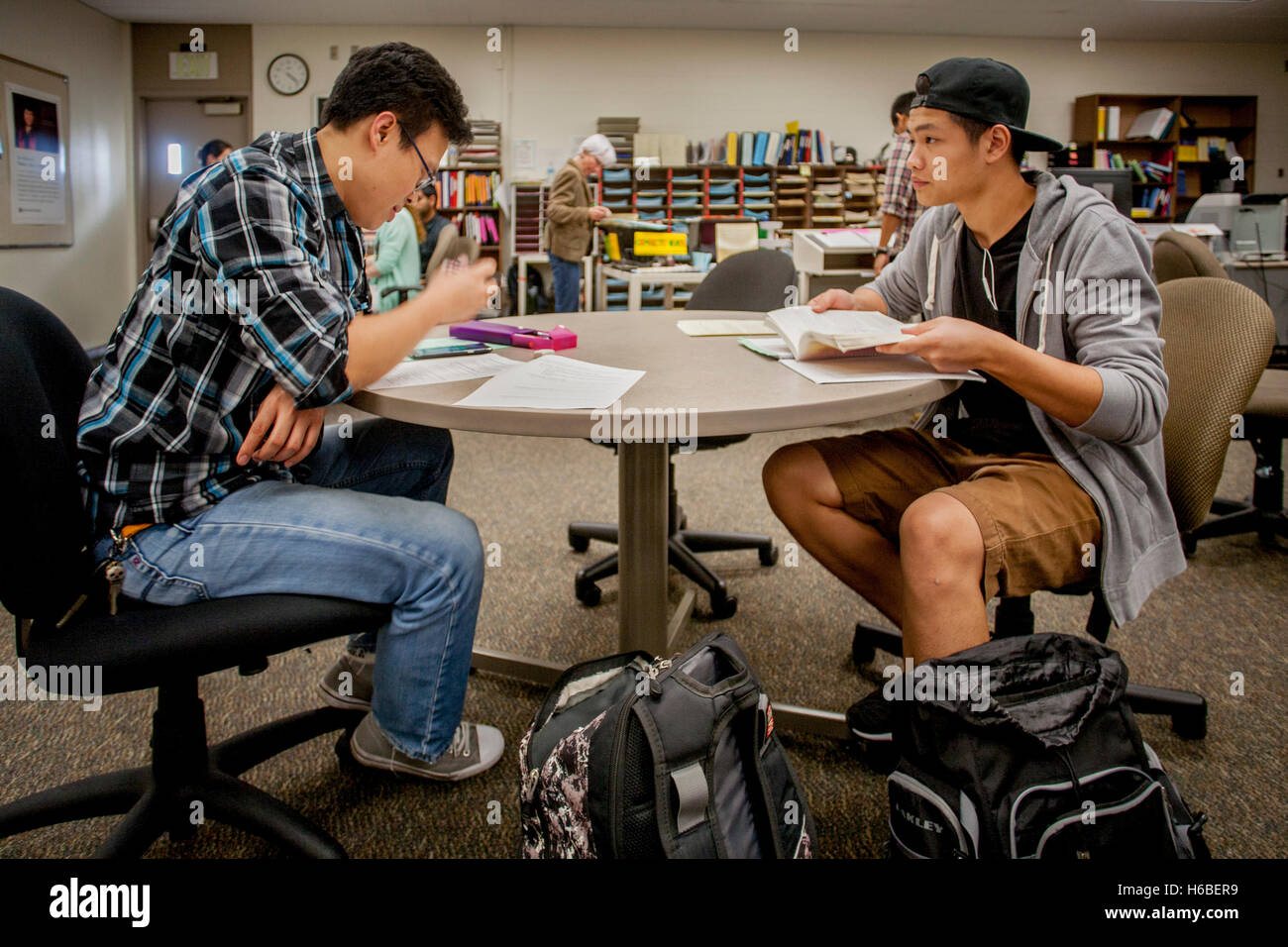 Ein asiatisch-amerikanische Tutor hilft eine asiatisch-amerikanische Studentin in das Learning Center von einem Santa Ana, CA, Community College. Stockfoto