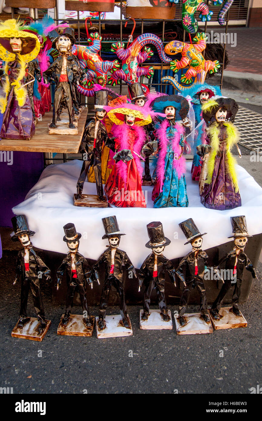 Bunte formell gekleidet Calavera ("Skelett") Puppen sind zum Verkauf am Tag der Toten Zeremonien im hispanischen Viertel von Santa Ana, CA angezeigt. Stockfoto