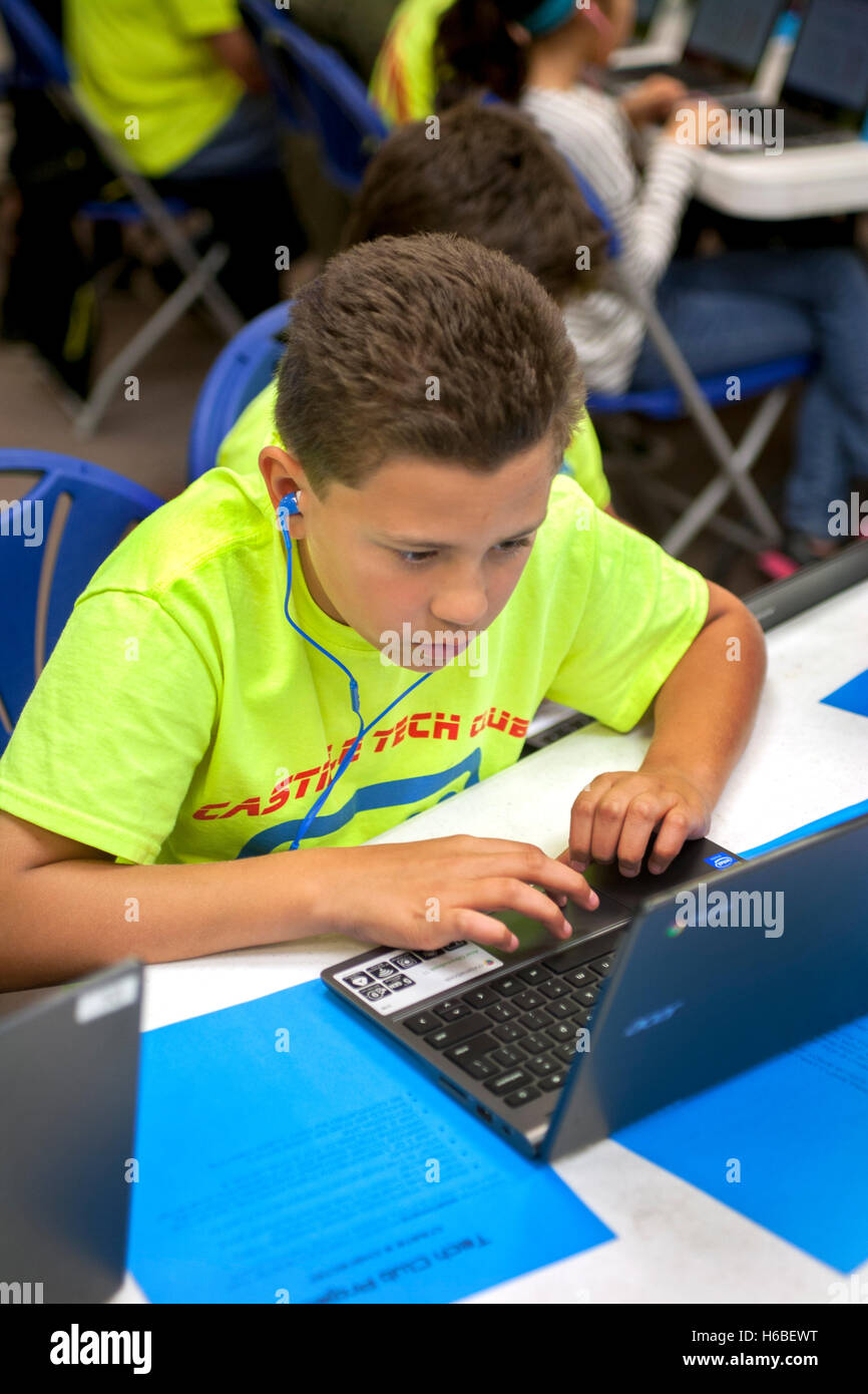 Ein Grundschüler arbeitet an einem Klasse digitale Animationsprojekt in Mission Viejo, CA. Hinweis bunte Projekt T Shirts. Stockfoto