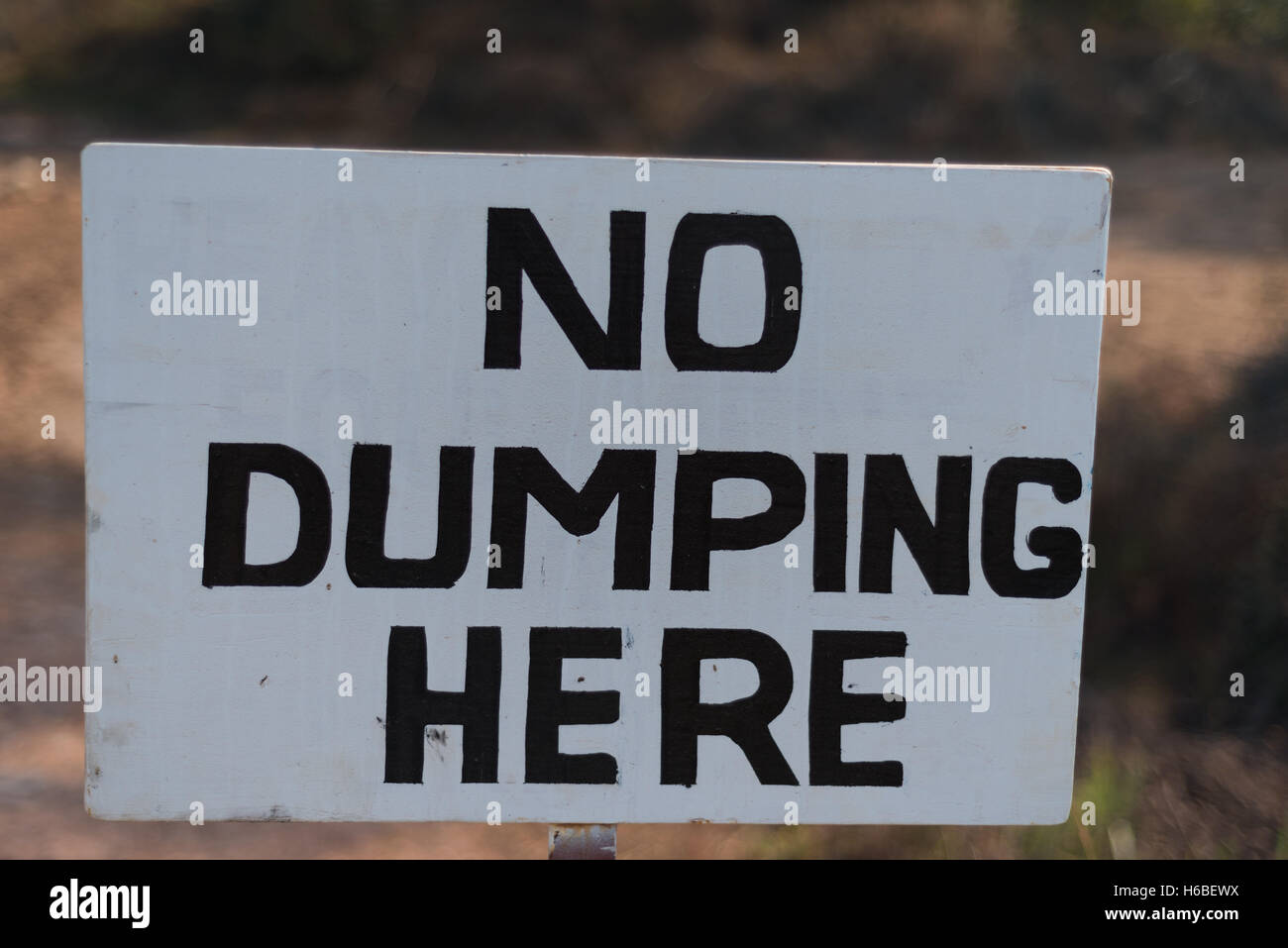Zeichen, die besagt, kein dumping hier Stockfoto