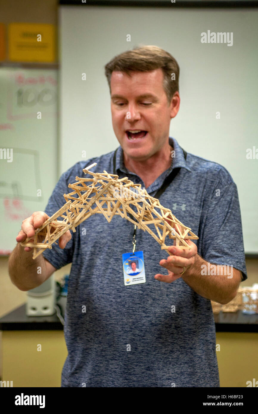 Gymnasiallehrer in Mission Viejo, Kalifornien, zeigt ein Student hat strukturelle Brücke-Modell in eine konzeptionelle Physik-Klasse. Das Modell wurde später unter Gewichte um seine Stärke zu beweisen getestet. Stockfoto