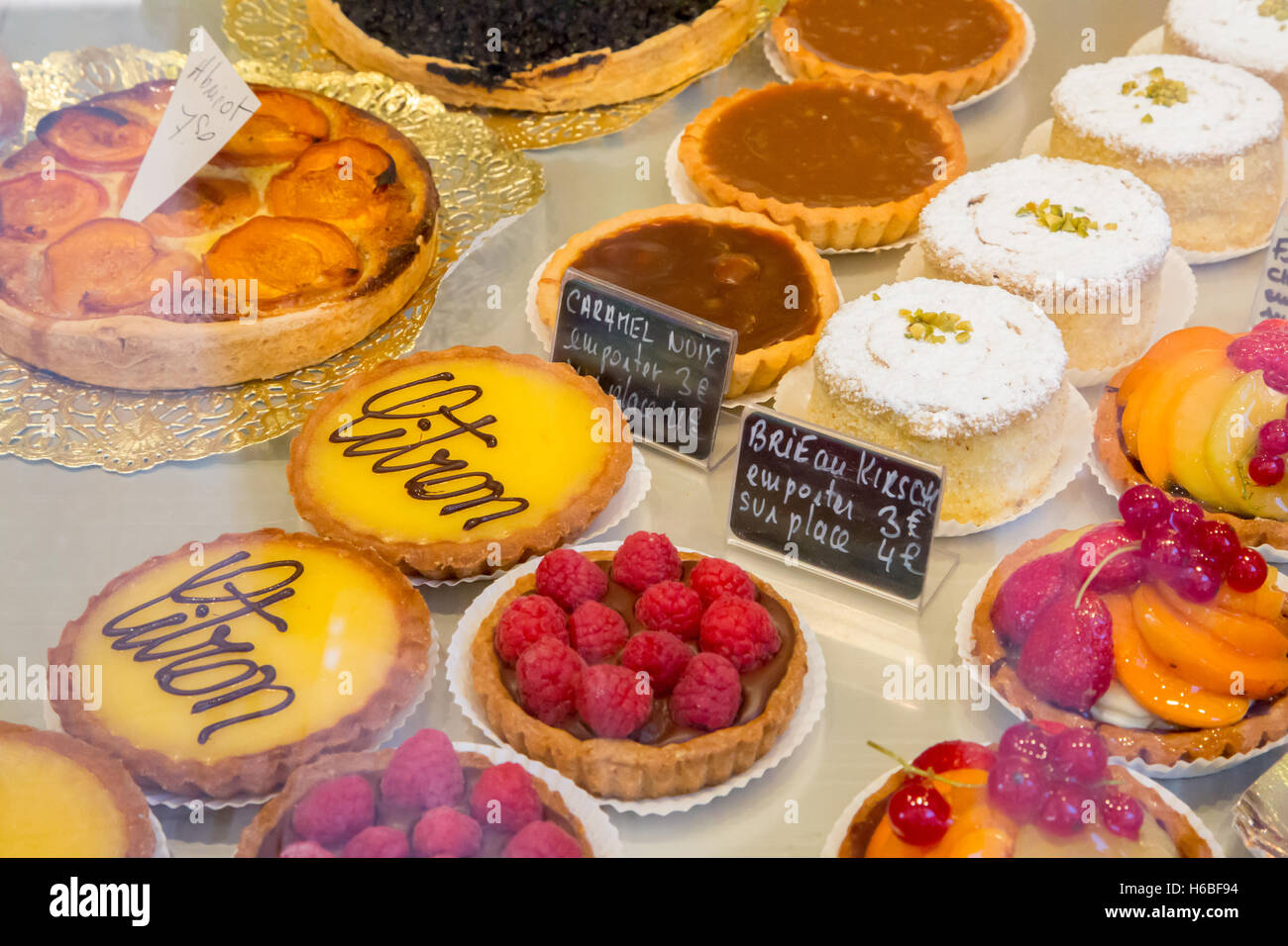 Torten in einem Schaufenster französischer Patisserie in Ribeaville, Elsass, Frankreich Stockfoto