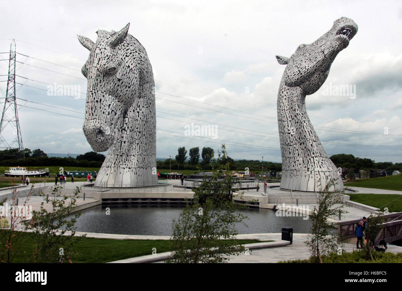 Die zwei riesigen Kelpie Skulpturen im Helix Park in Falkirk, Schottland.  Sie sind das Werk von Andy Scott. Stockfoto