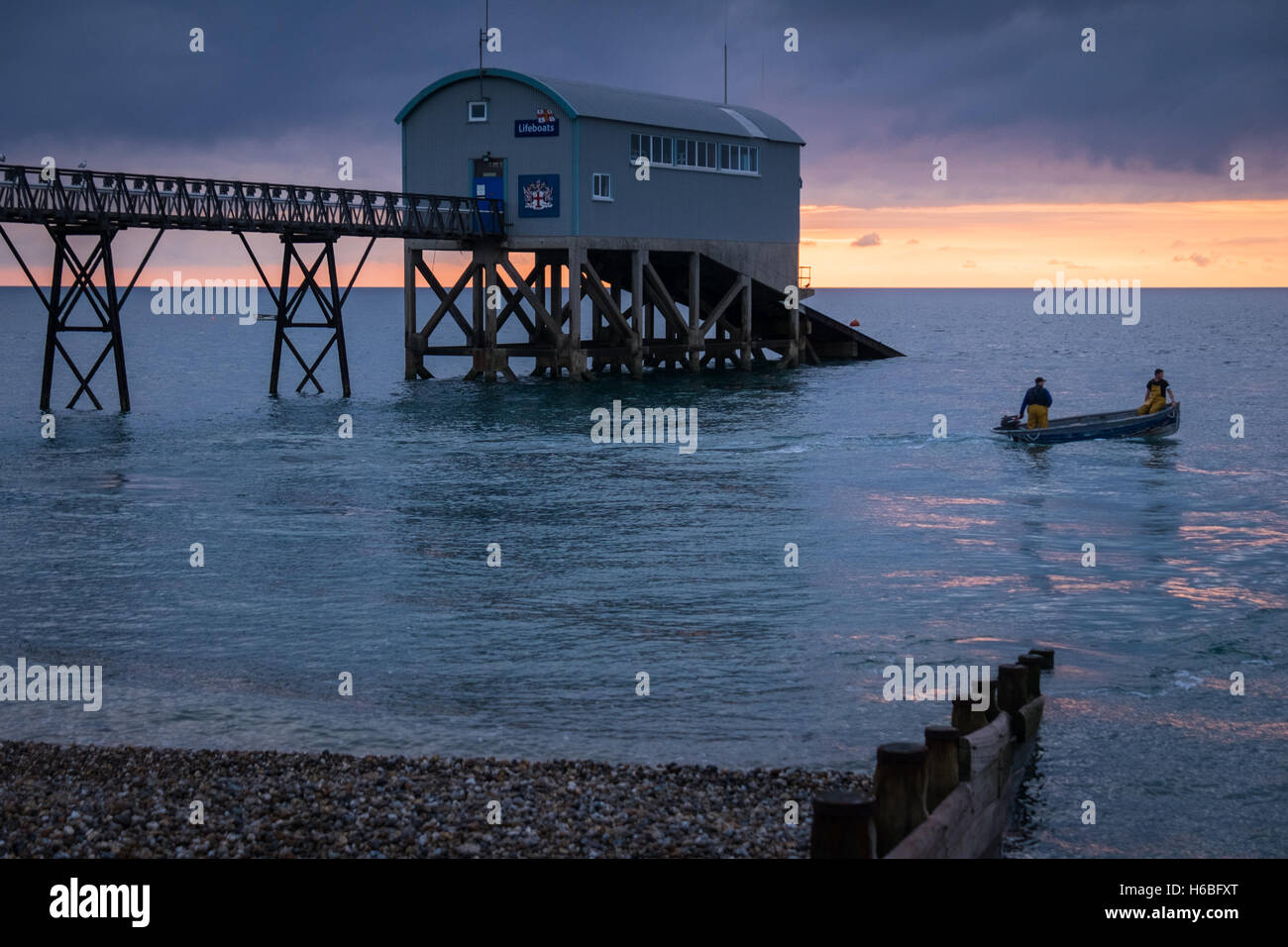 Die Fischer ihre Boote starten im Morgengrauen neben Selsey Rettungsboot Station. Stockfoto