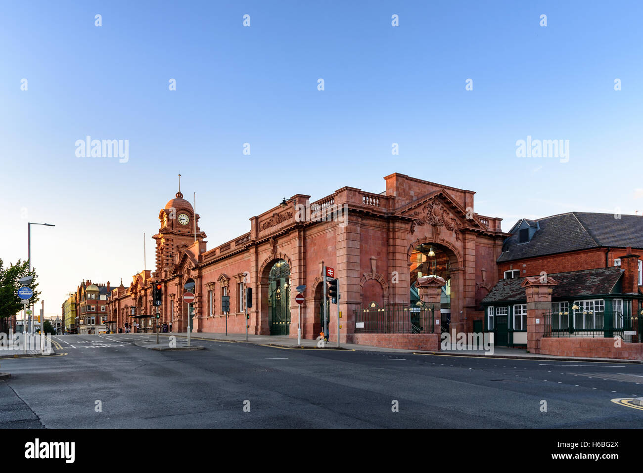 Nottingham befindet, kurz bekannt als Nottingham City und eher länger als Nottingham Midland, sich ein Bahnhof. Stockfoto