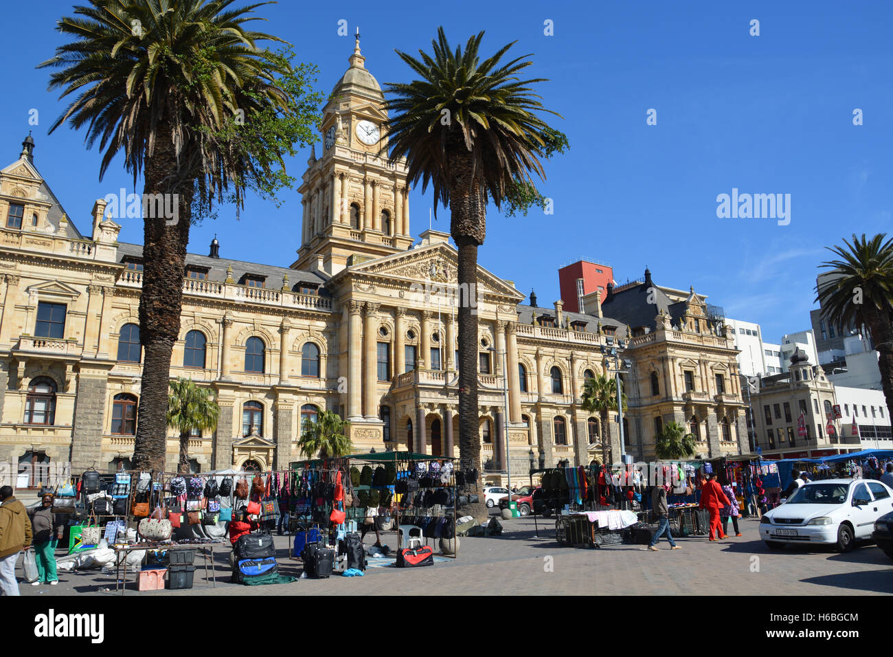 Alle möglichen Dinge stehen zum Verkauf bei Markttag auf dem Gelände der Grand Parade vor Cape Town City Hall, Südafrika Stockfoto