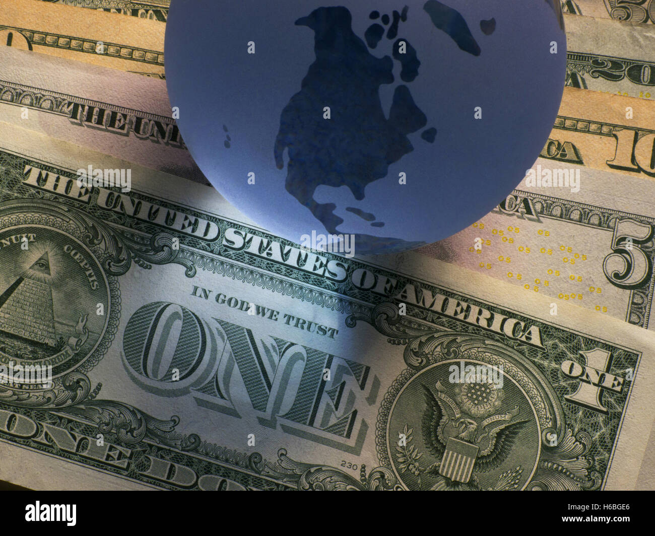 Globus mit Dollarnoten Stockfoto